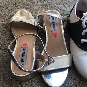 Bundle of lightly used girl shoes all for 1 price